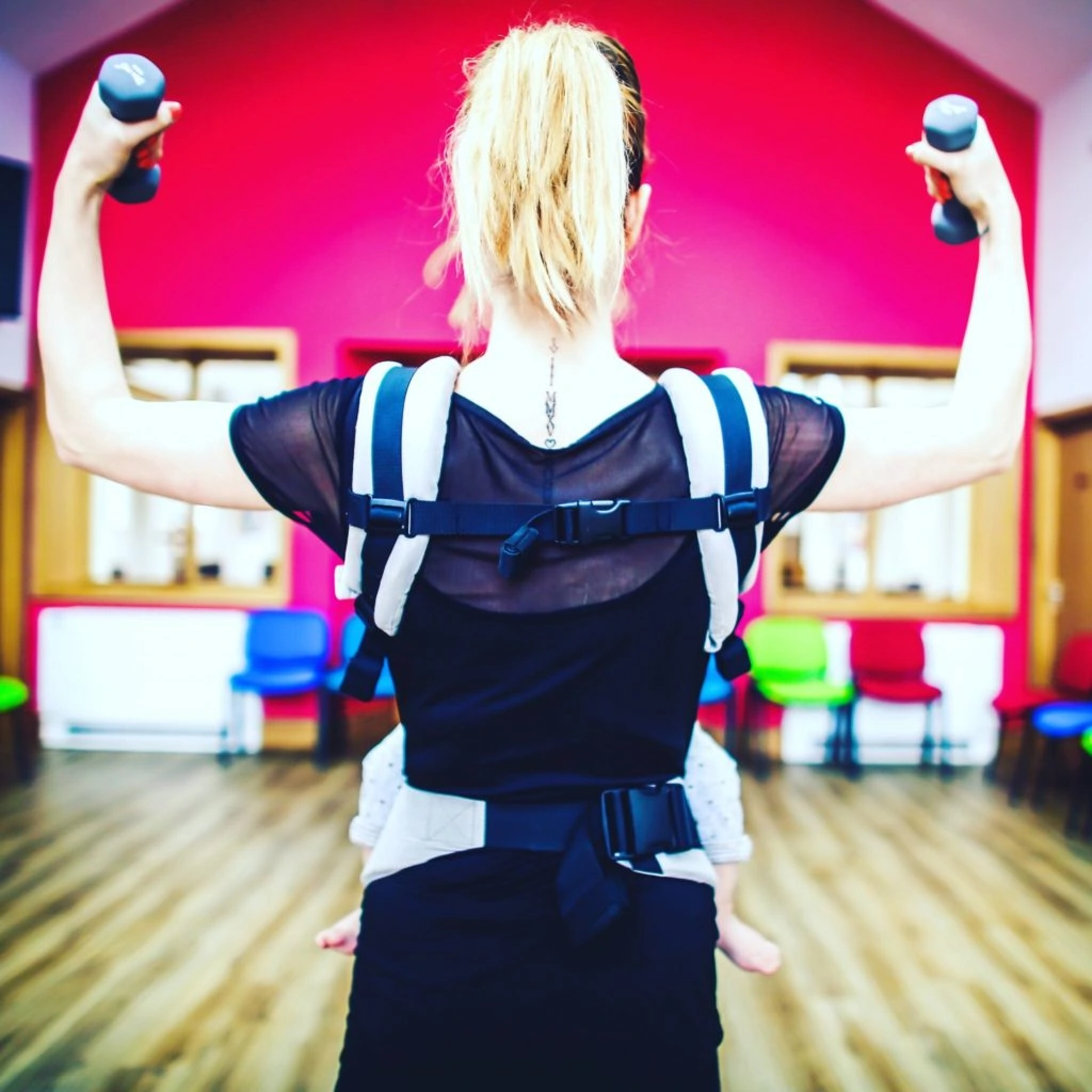 Sling Strong carrier at postnatal fitness class